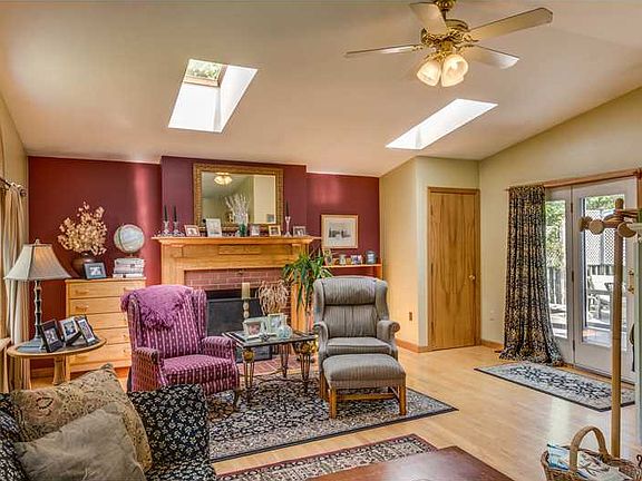 3rd image of 33 Birchwood Dr