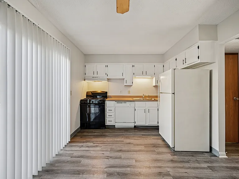 THE WILLOWS APARTMENT COMMUNITY — Photo 9