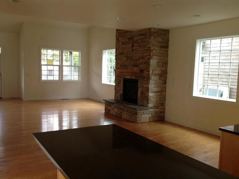 1240 Queen St — Photo 6