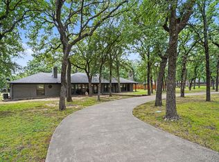 1908 Thousand Oaks Dr, Burleson, TX 76028