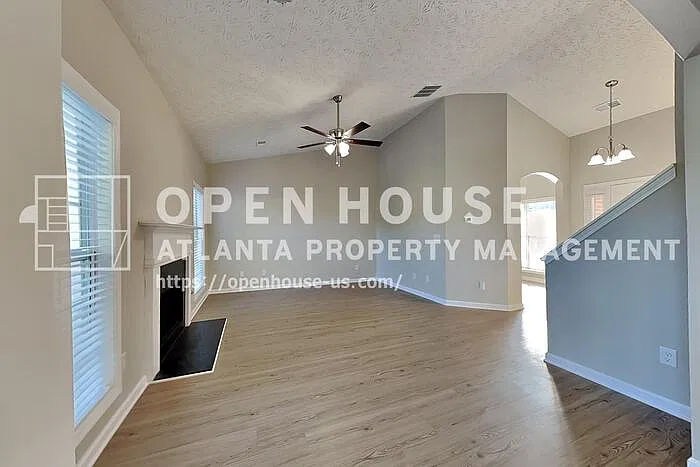 3 bed, 2.5 bath, 1738 sqft, $2,200 — Photo 3