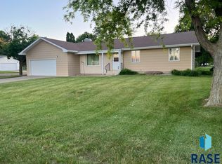 921 S Walnut St, Freeman, SD 57029