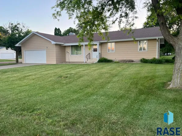 921 S Walnut St, Freeman, SD 57029