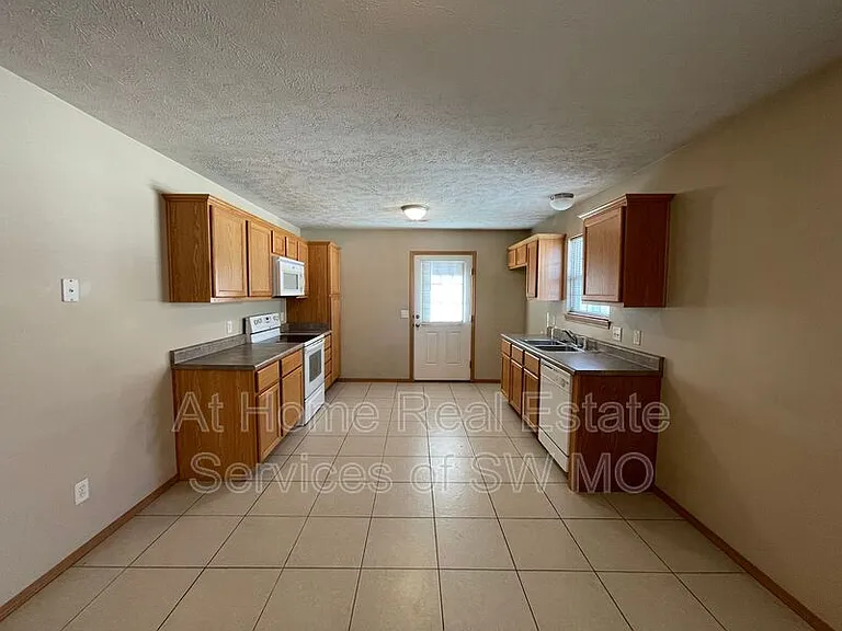 1245 N Northwood Ave — Photo 3