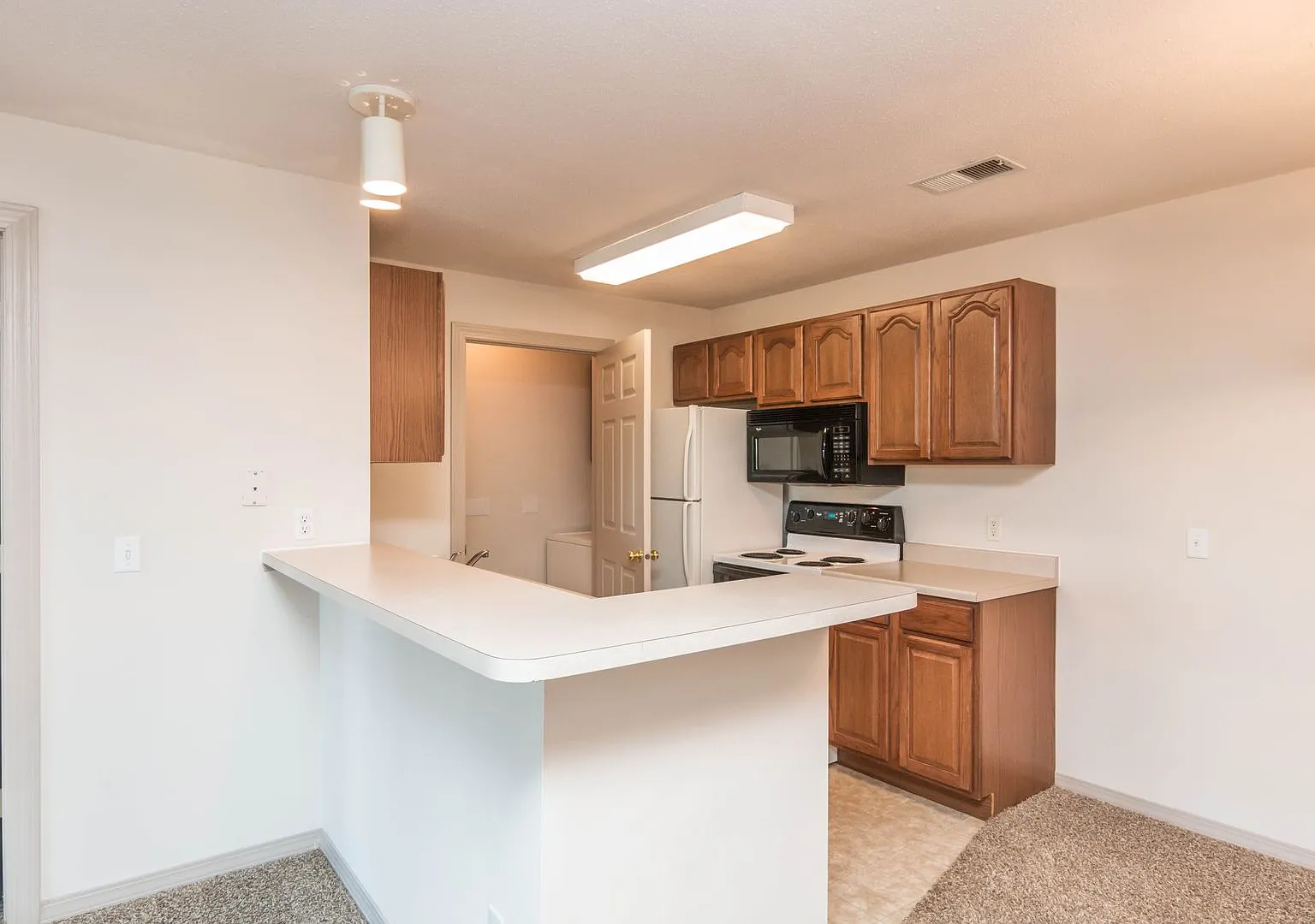 LEXINGTON ESTATES — Photo 1
