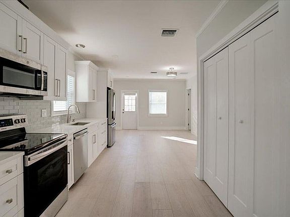3rd image of 320 NW 6th Ave