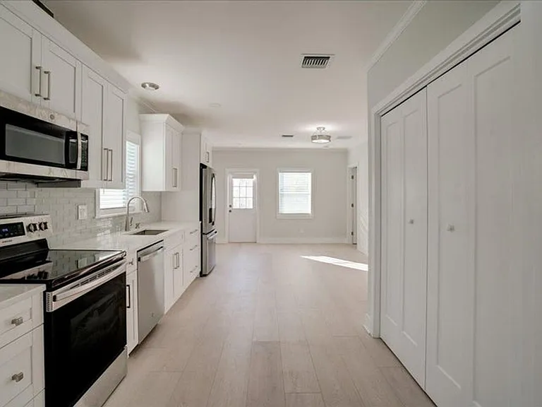 320 NW 6th Ave — Photo 3