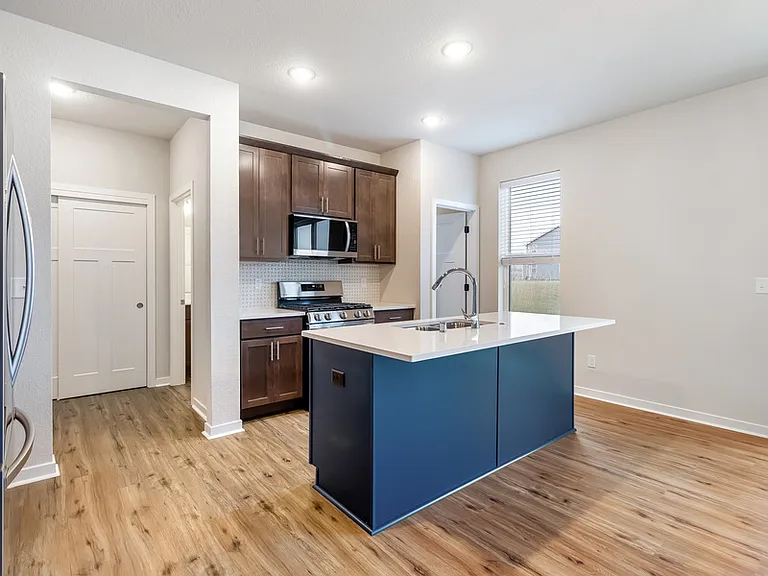 670 Lambert Dr — Photo 8