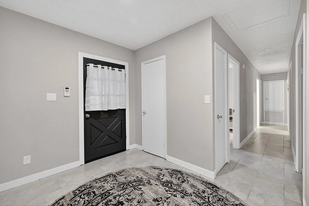 8 bed, 2.0 bath, 2084 sqft, $669 — Photo 4