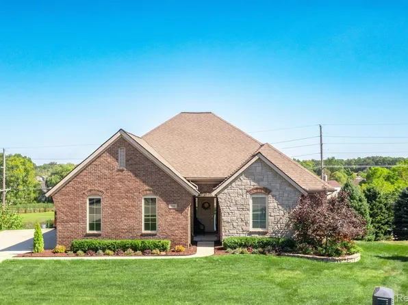 550 Red Bank Dr, White Lake, MI 48386