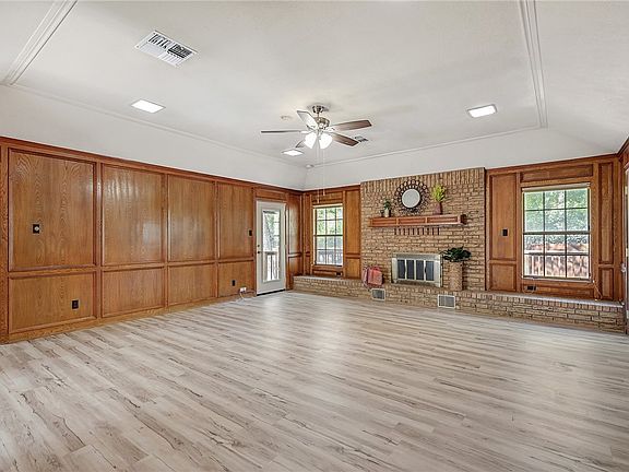 4th image of 1004 Fox Cir
