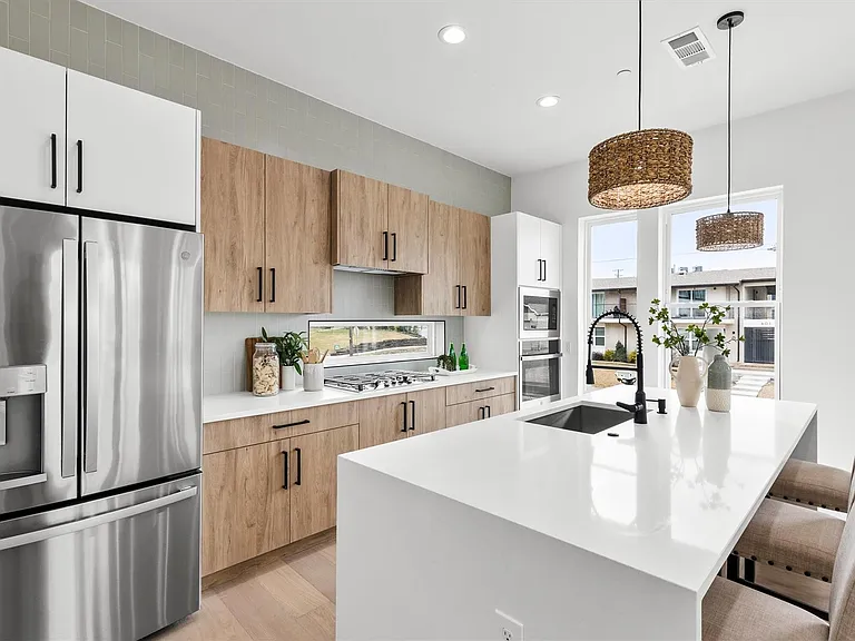 815 E 5th St #204 — Photo 9