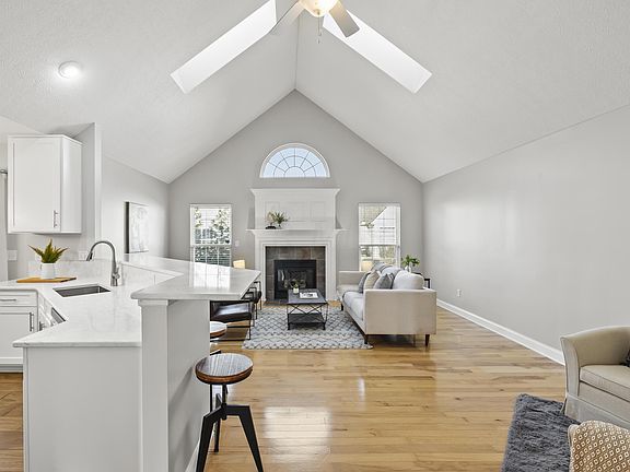 3rd image of 585 Fernwood Pl
