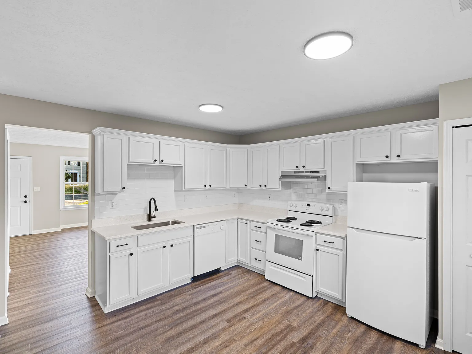 2 bed, 1123 sqft, $1,900 — Photo 4