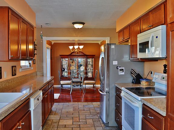 3rd image of 300 Louvett St