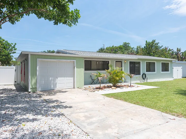 347 S Lakeside Dr — Photo 1