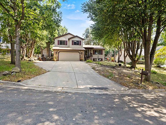 2nd image of 5 Waywood Cir