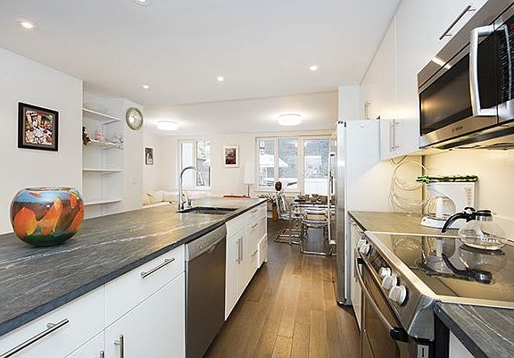 2nd image of 308 E 109th St APT 2A