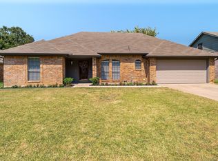 2120 S Winding Creek Dr, Grapevine, TX 76051