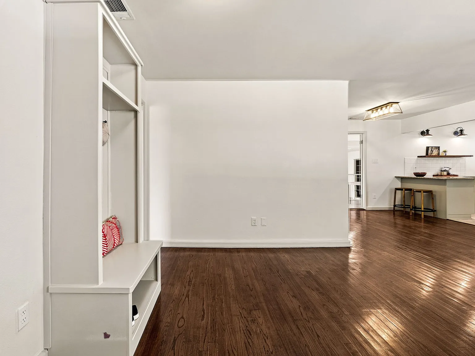 3 bed, 1933 sqft, $2,695 — Photo 4