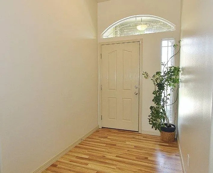 2074 S Tollgate Way — Photo 2