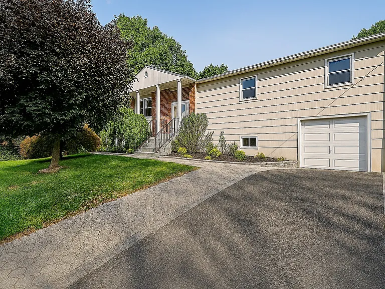 568 Manville Rd #UL — Photo 1