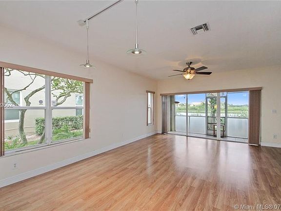 4th image of 302 SW 120th Ave