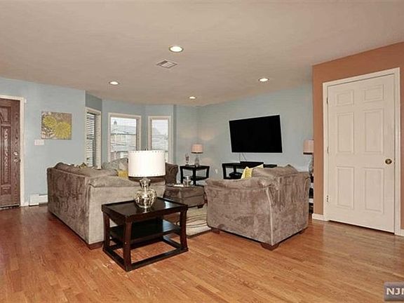 3rd image of 488B Jersey Ave