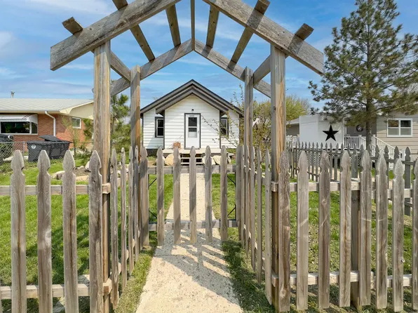 317 1st St SE, Stanley, ND 58784