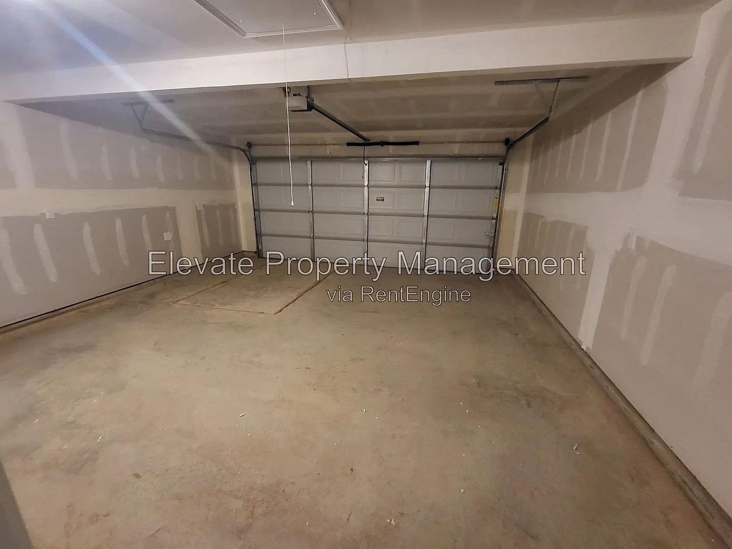 3 bed, 2.0 bath, 1301 sqft, $1,595 — Photo 3
