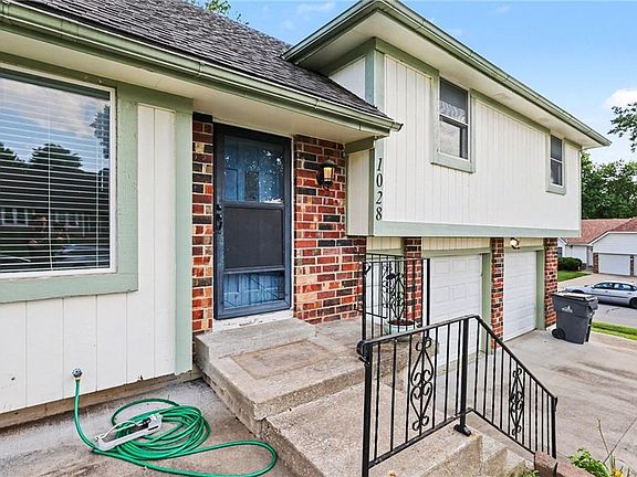 3rd image of 1028 S Lindenwood Dr