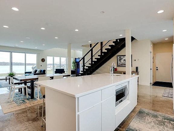 4th image of 2860 Evergreen Ln N