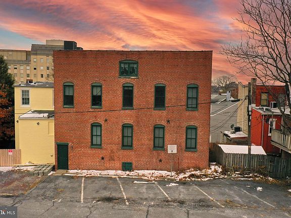 2nd image of 933 Rose St