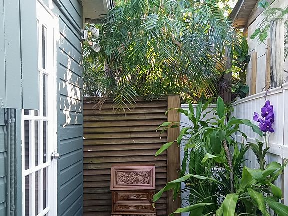 apartment has two entrances..one is from side deck