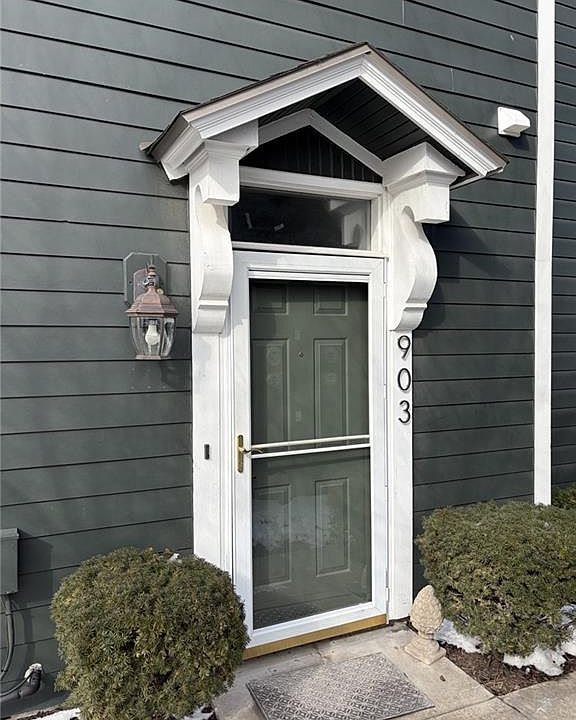 1st image of 903 W 41st Pl
