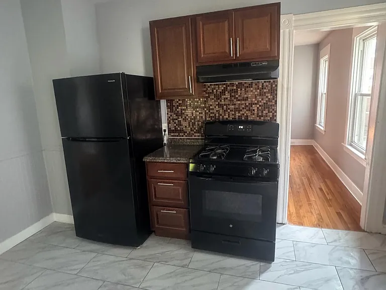 1079 Kossuth St #2 — Photo 6