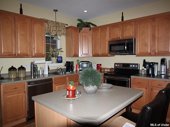 3rd image of 6 Margaret Ln