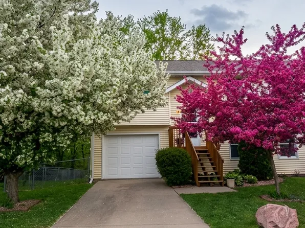 207 Parkview Ct, North Liberty, IA 52317
