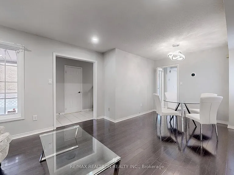 8 Estoril St #UPPER — Photo 22