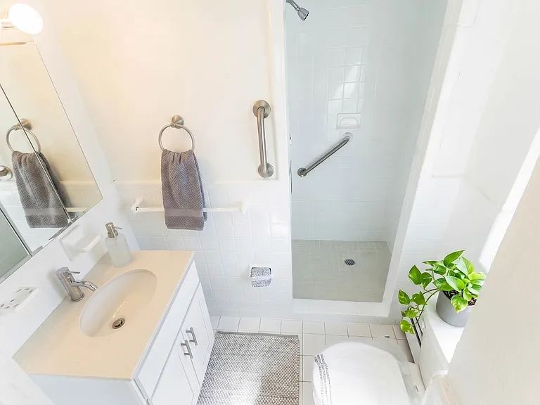 429 C503 Bathroom 429 C503 Bathroom