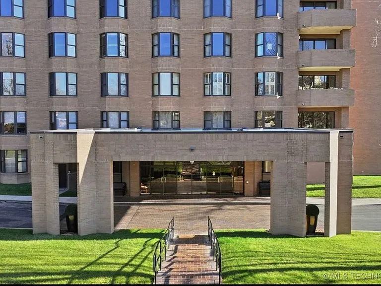 2121 S Yorktown Ave #602 — Photo 4