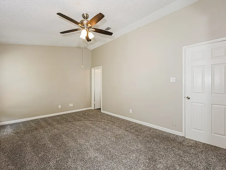 1804 Lincolnshire Way — Photo 11