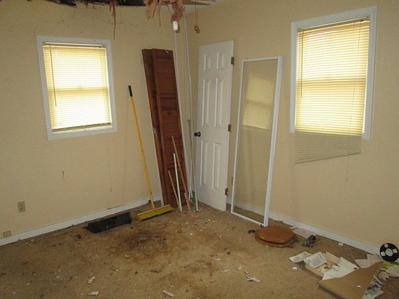 2nd image of 2515 Dana St