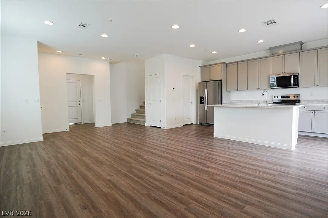 3 bed, 3.5 bath, 1888 sqft, $2,300 — Photo 3