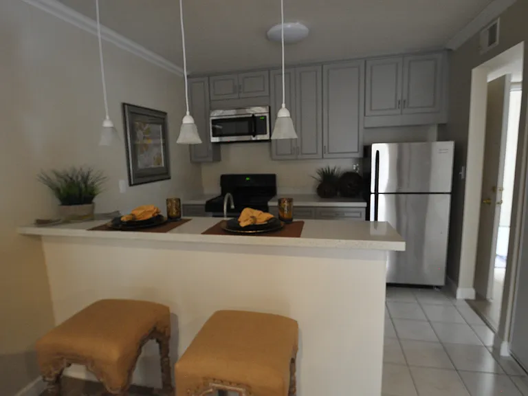 Oak Park Manor — Photo 13