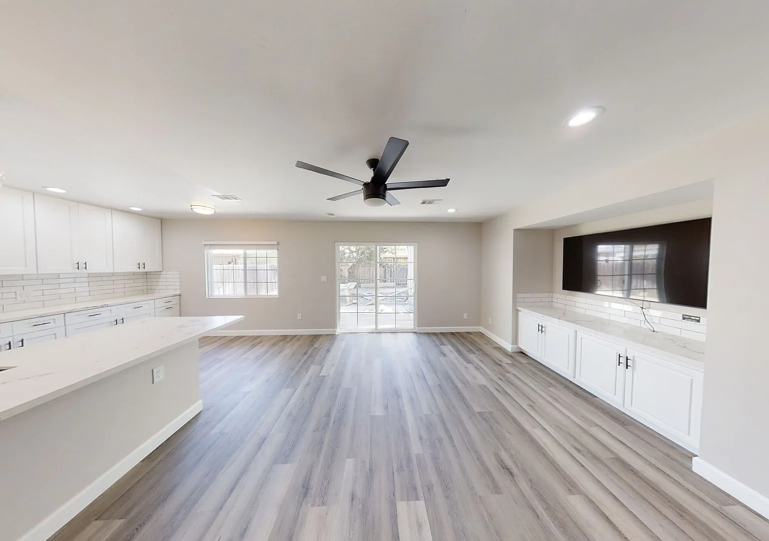 Beautiful bright and spacious 5 Bedrooms - Amazing Location! — Photo 4