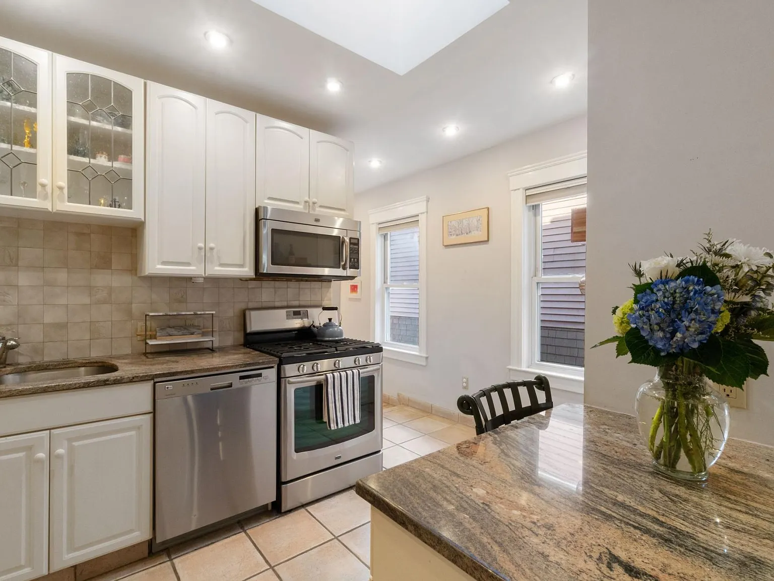 2 bed, 888 sqft, $3,700 — Photo 3