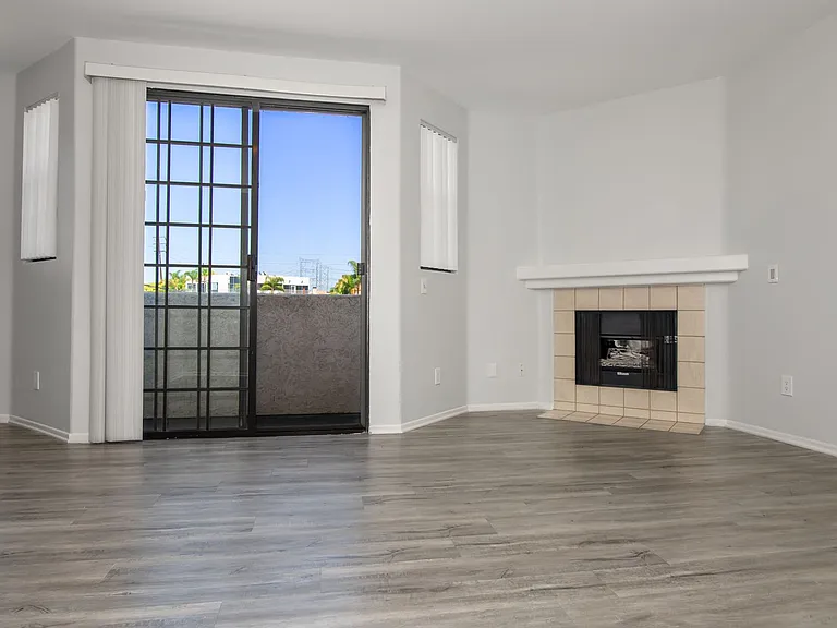 520 N Hollywood Way — Photo 4