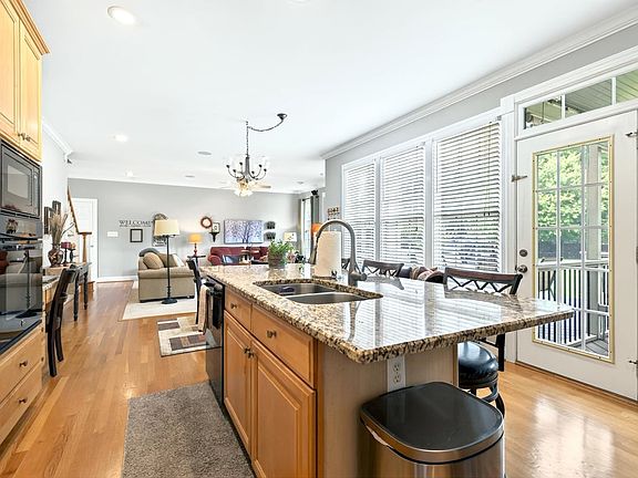 3rd image of 3024 Whitehart Ln