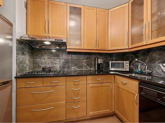 3rd image of 224 E 60th St APT 3H